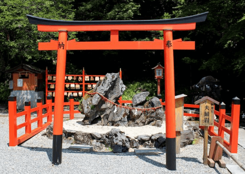 京都　出雲大神宮の縁結びのパワースポット　夫婦岩