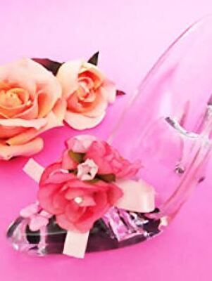 ガラスの靴とピンクのバラ
